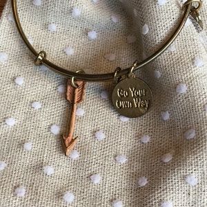 Arrow charm bracelet with go your own way quote.
